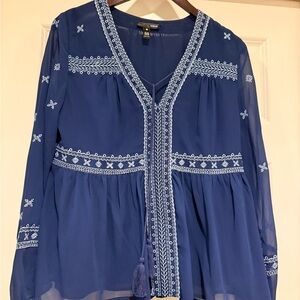 Bloomingdale’s Aqua Beautiful Navy Embroidered Women's Top Size Medium like new